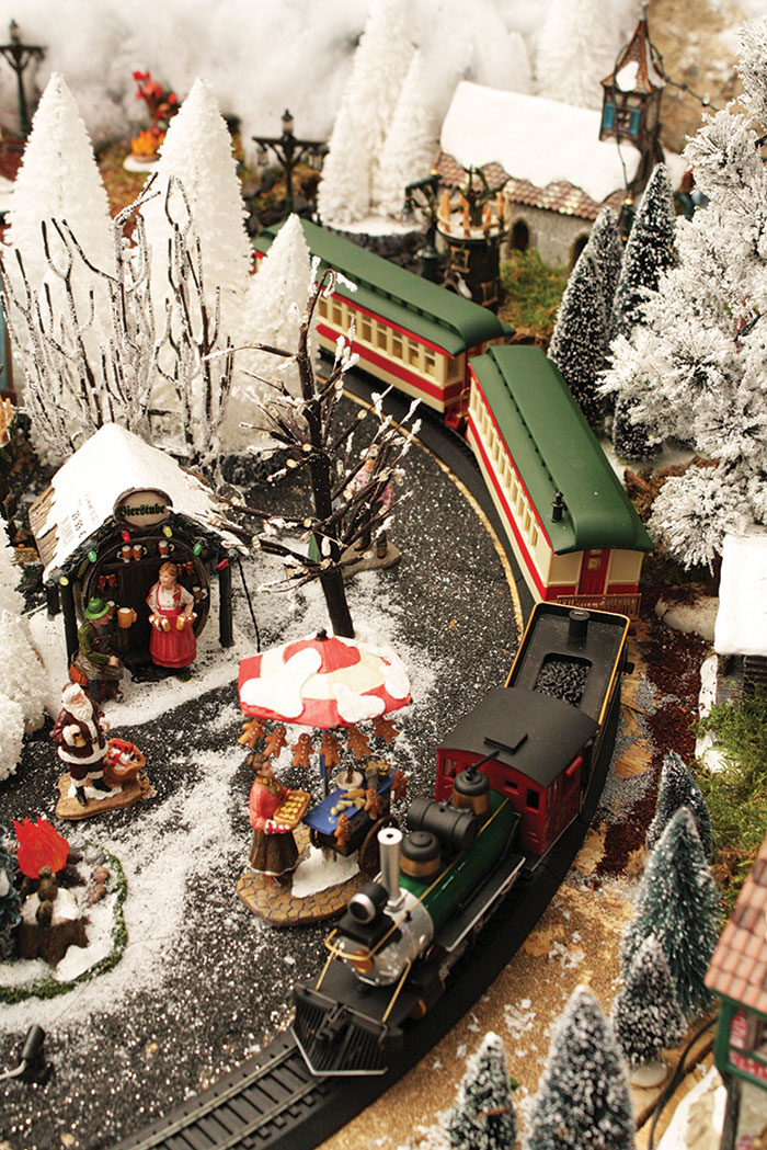 Petit train de Noël fonctionnant a pile Desjardins - Train Noël