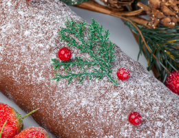 Bûche au chocolat et aux fraises